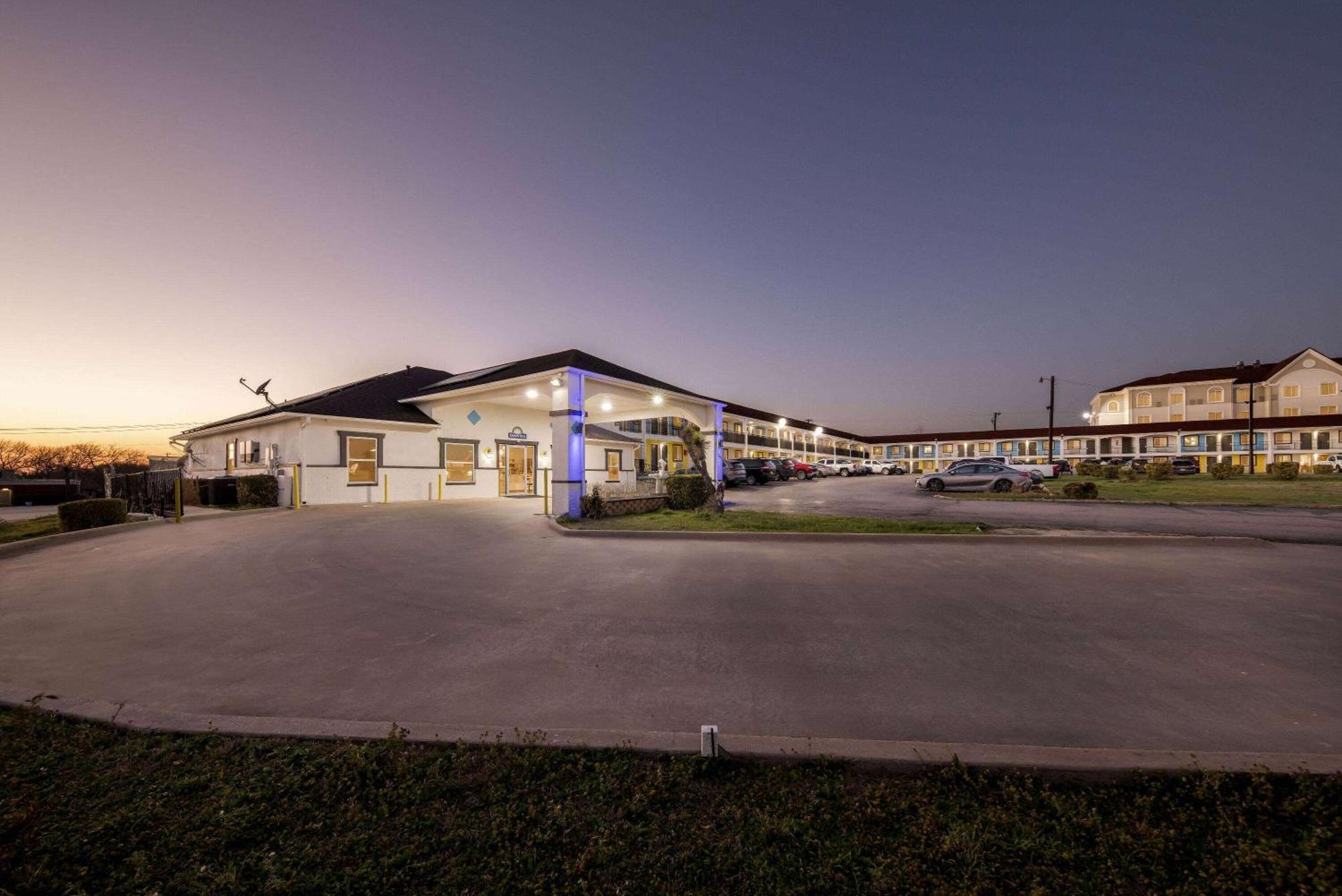 Days Inn By Wyndham Gainesville Exterior foto